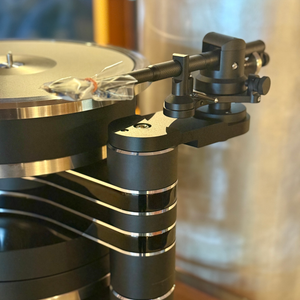 Clearaudio Master Innovation with 9" Universal Arm  /  Gloss Black