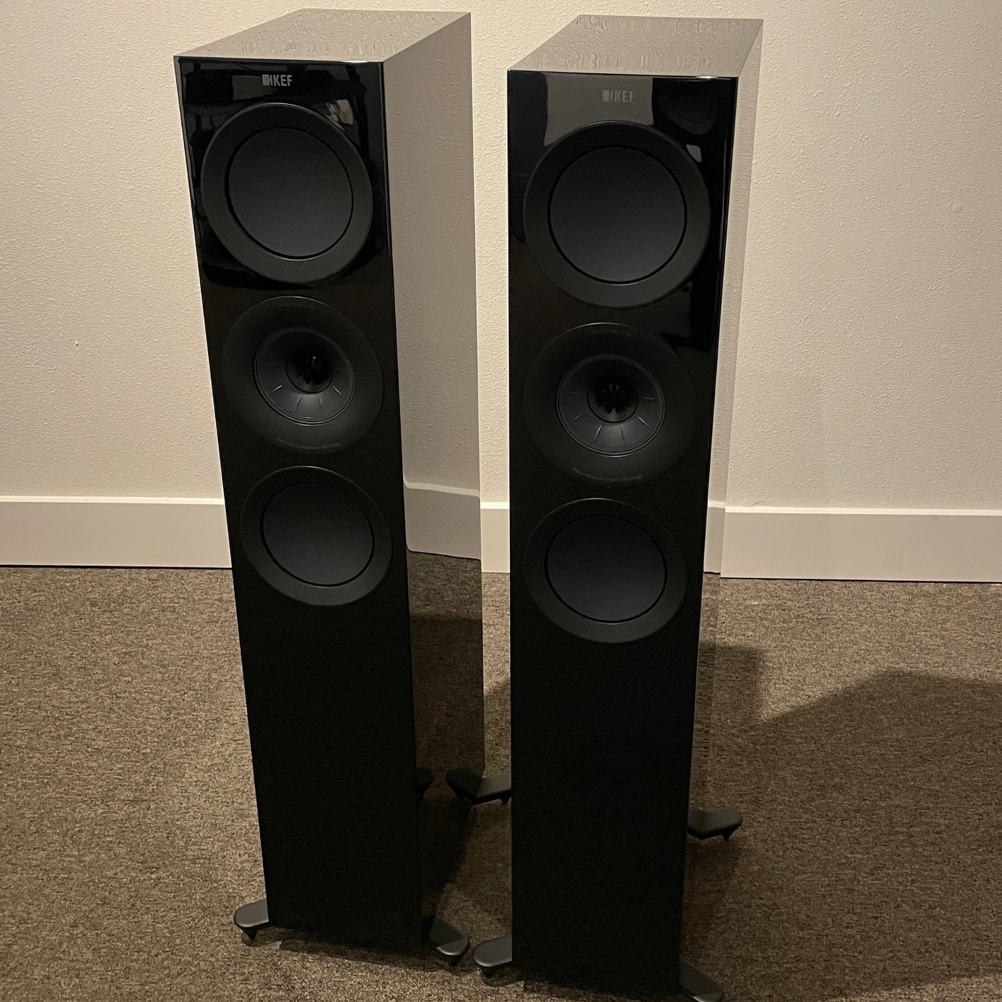 KEF R7 Meta Floorstanding Speakers — Black Gloss · Pair